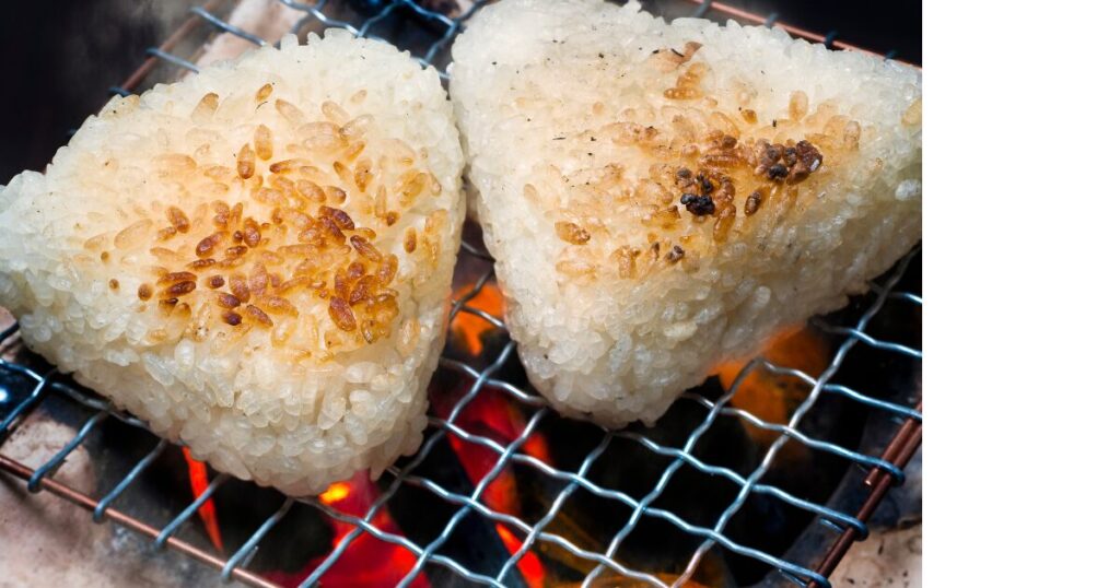 焼きおにぎりを7りんで焼いてい流ところの写真