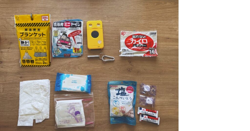 我が家の子どもに持たせている非常用ポーチの中身の写真
