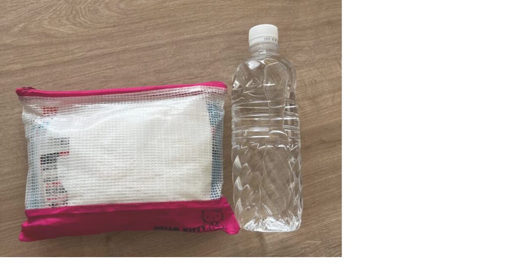 100円均一で購入した我が家の災害ポーチの大きさをペットボトルと比較した写真