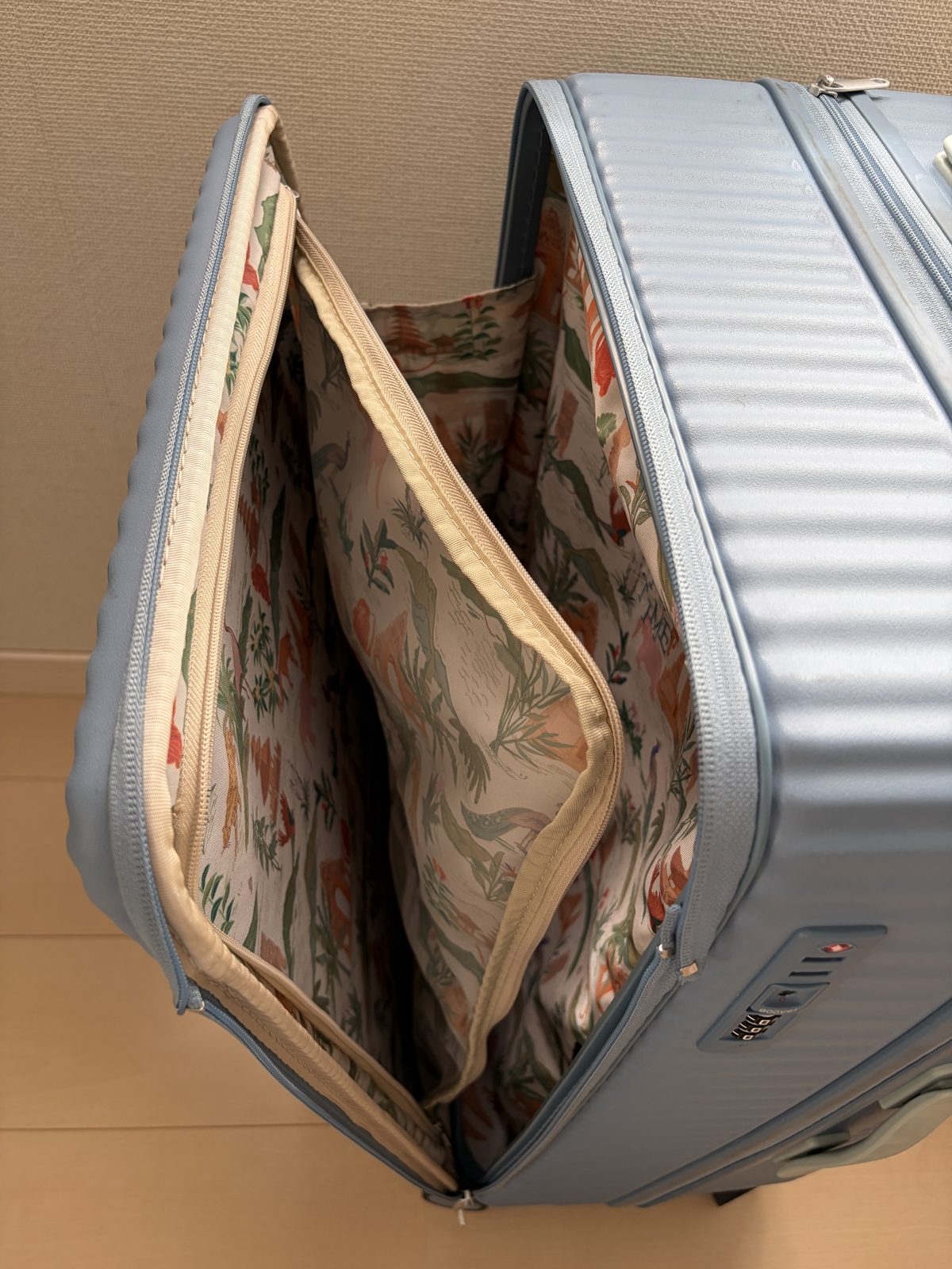 立てたまま開けたハント ココントの前側ポケット