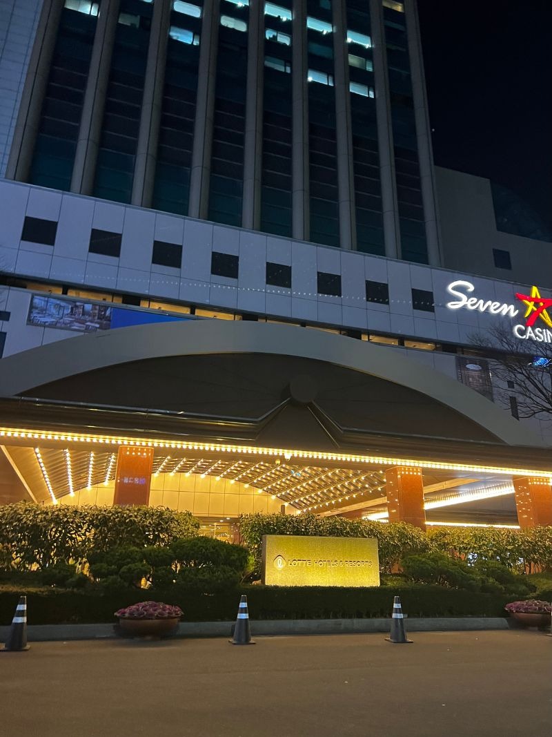 夜のロッテホテル釜山の正面玄関。LOTTE HOTELS ＆ RESORTSの看板