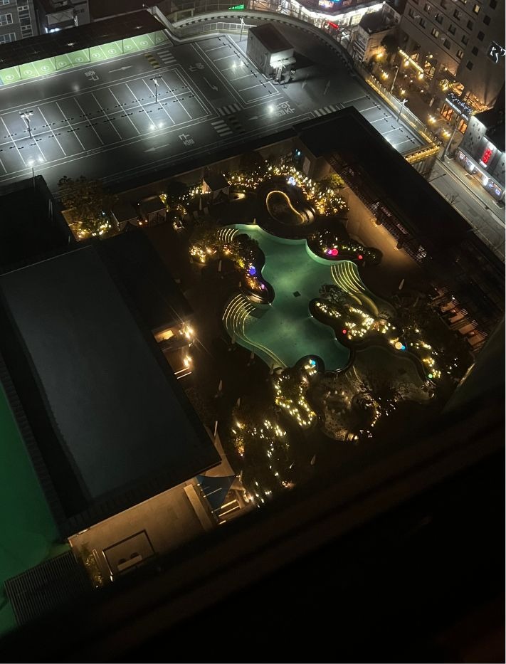 客室の窓から見下ろしたロッテホテル釜山の屋外プール。夜のライトアップ