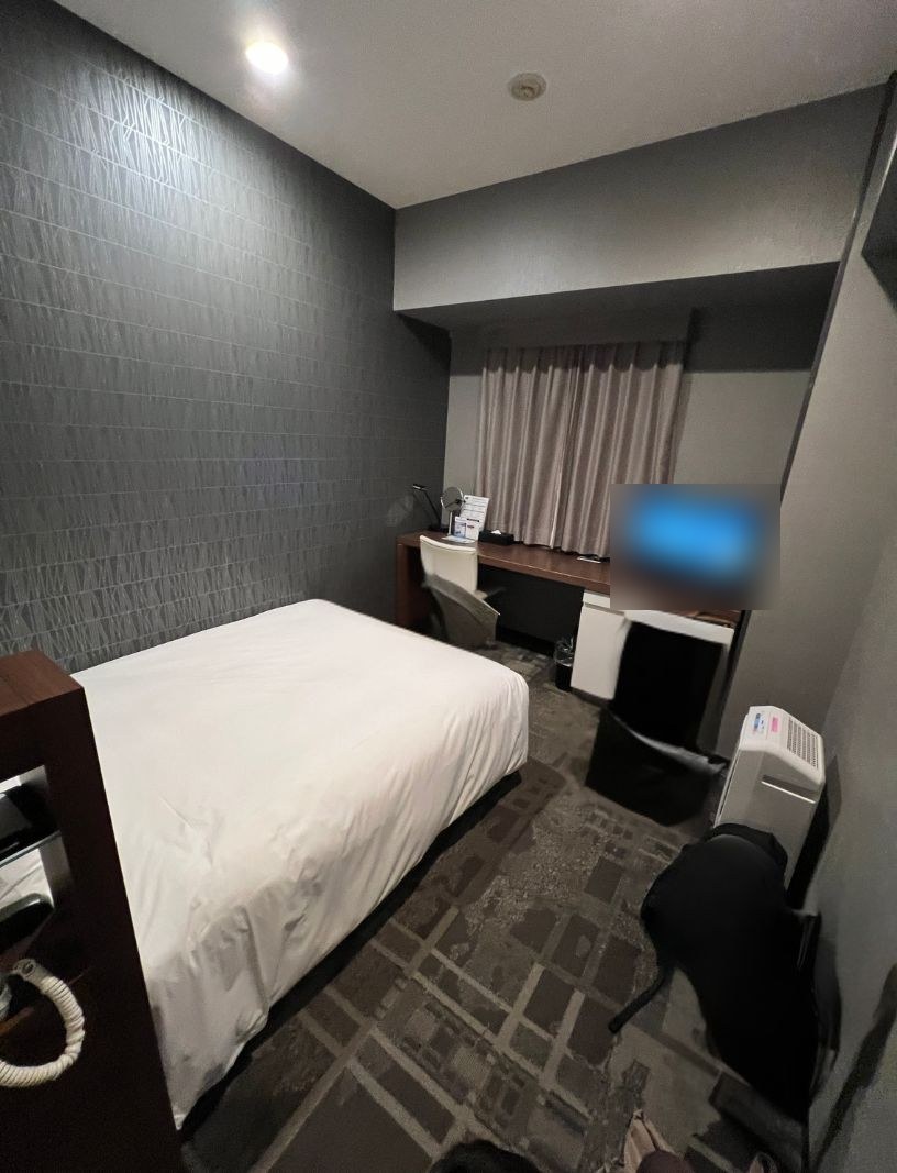 相鉄グランドフレッサ東京ベイ有明のスタンダードダブルの部屋（ベッドと窓際のデスク）