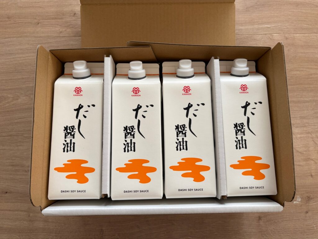 箱の中に並んだ鎌田のだし醤油の紙パック4本