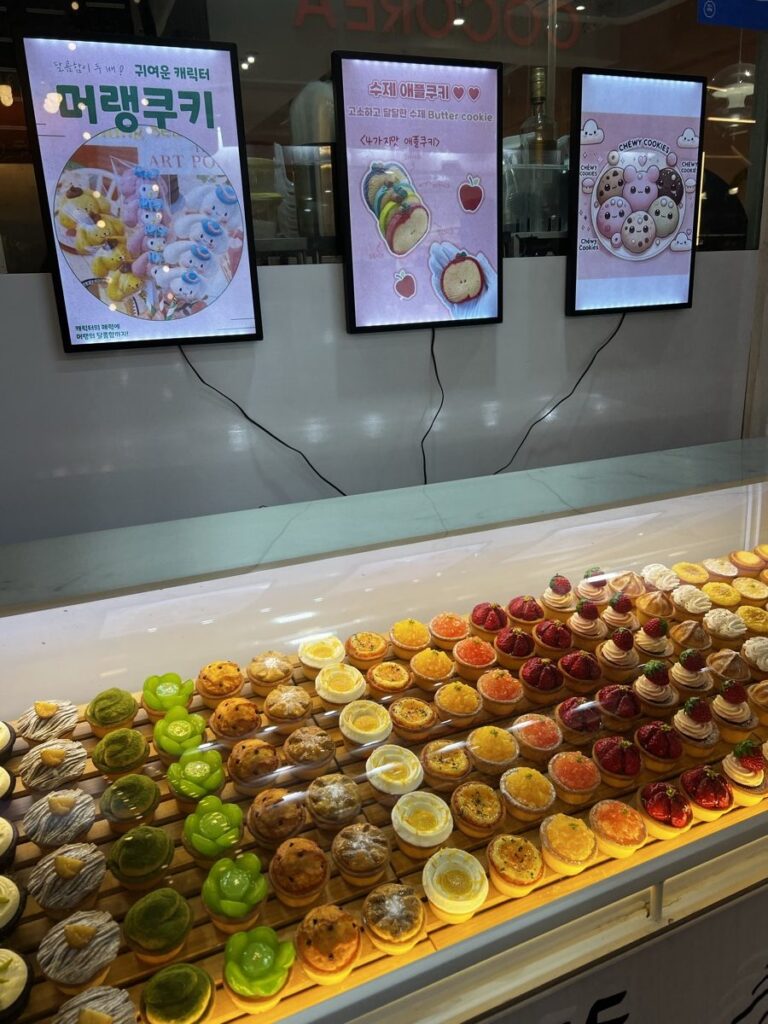 韓国のお菓子屋さんのショーケースに並ぶカラフルなタルト
