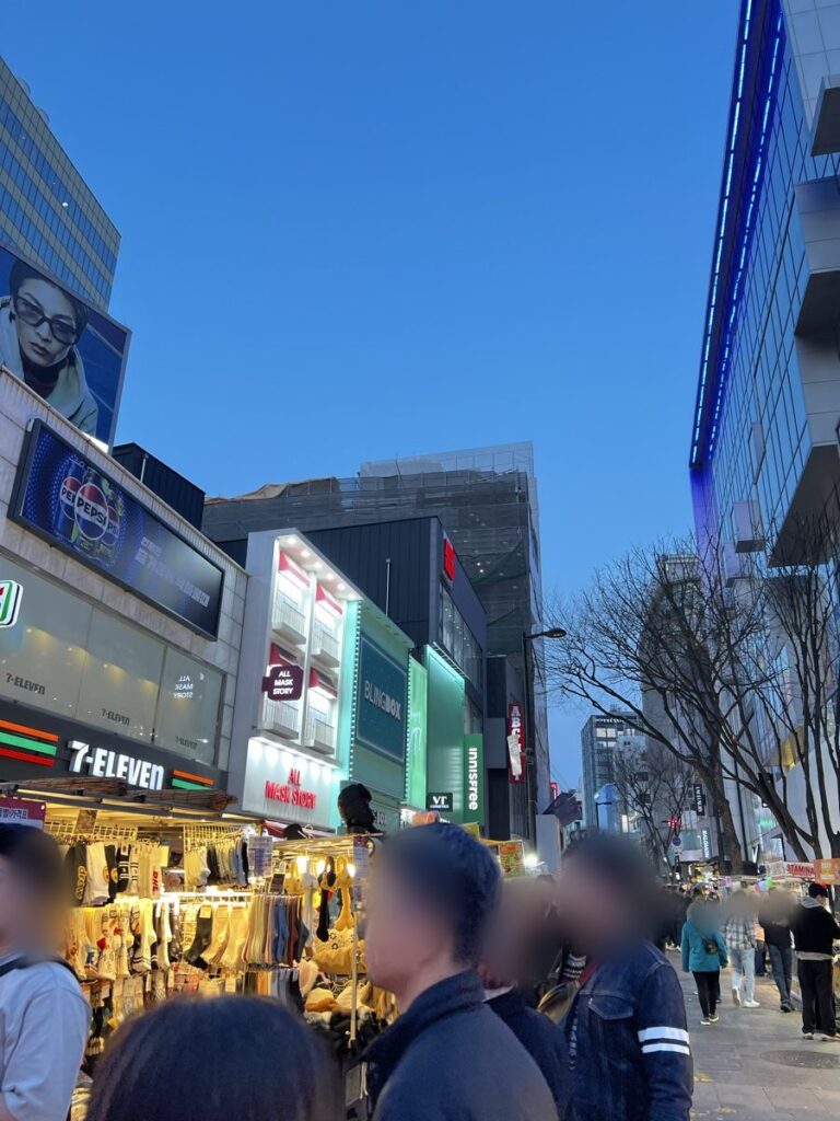 明洞の屋台と人通り